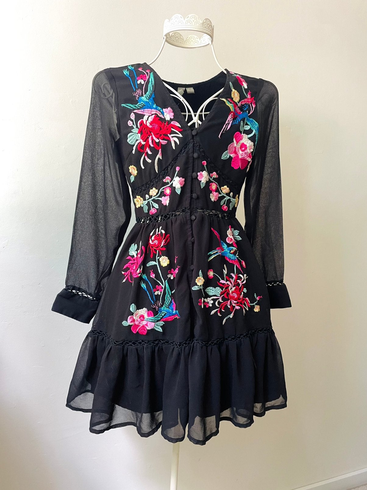 Little black dress with emboidery colorful asos size 32/XXS, Zwart, Ophalen of Verzenden, Zo goed als nieuw, Maat 34 (XS) of kleiner