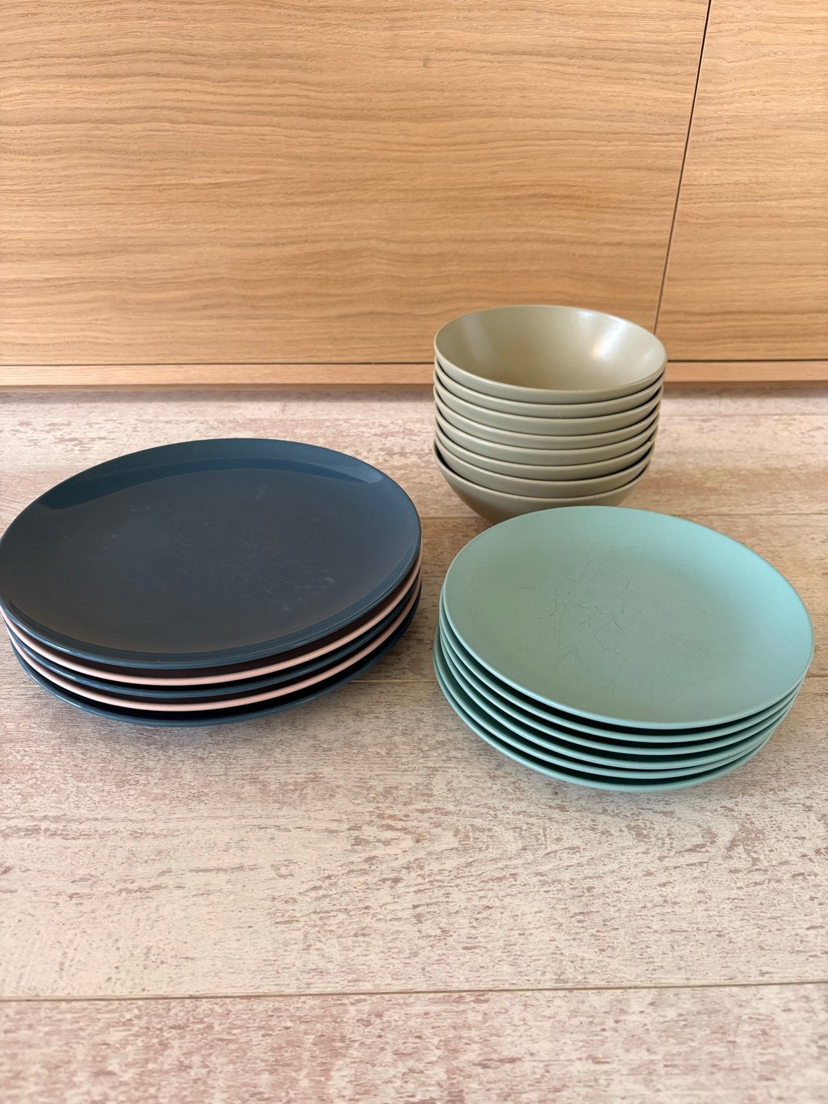 Servies set: borden en kommen in diverse kleuren, Ophalen, Gebruikt, Aardewerk, Compleet servies