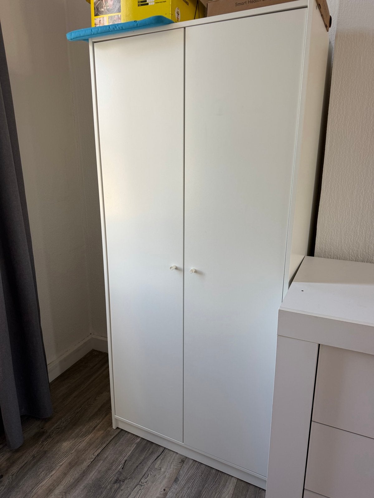 Witte kledingkast met hangruimte en planken, Huis en Inrichting, Kasten | Kledingkasten, Zo goed als nieuw, 150 tot 200 cm, 25 tot 50 cm