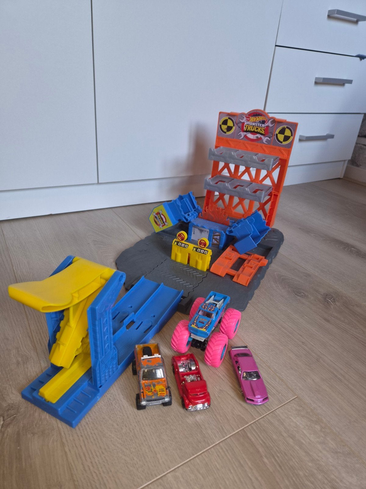Hot Wheels Monster Trucks speelset met auto's, Kinderen en Baby's, Ophalen, Gebruikt