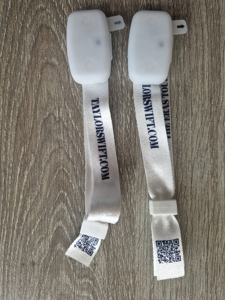 Taylor Swift Eras Tour, 2 armbanden bracelets licht effecten, Ophalen of Verzenden, Nieuw, Gebruiksvoorwerp