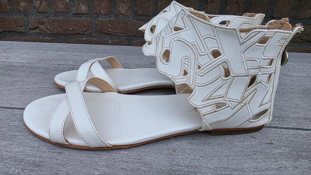 Witte sandalen Miss 60 met enkelband en cut-out details 39, Wit, Miss Sixty, Gedragen, Sandalen of Muiltjes