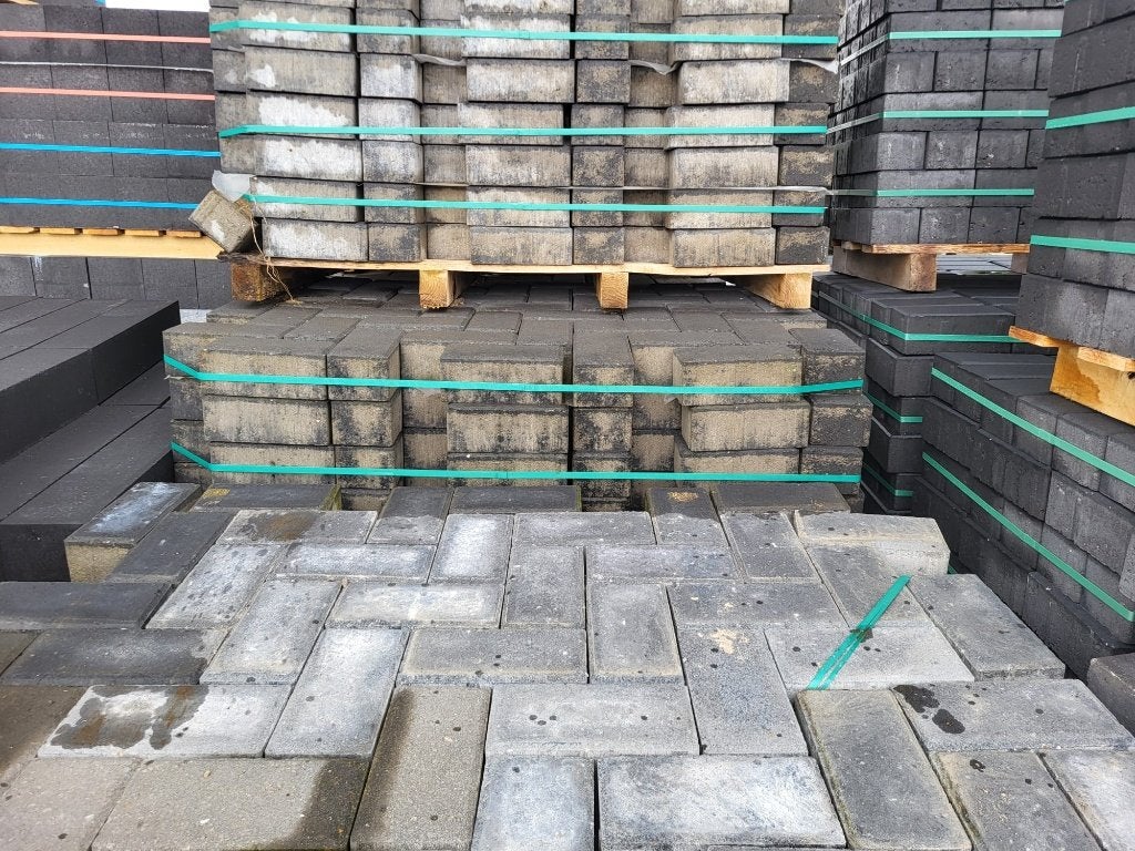 Restpartij B-keus bkk betonklinkers zwart, Ophalen, Klinkers, Zo goed als nieuw, 10 m² of meer