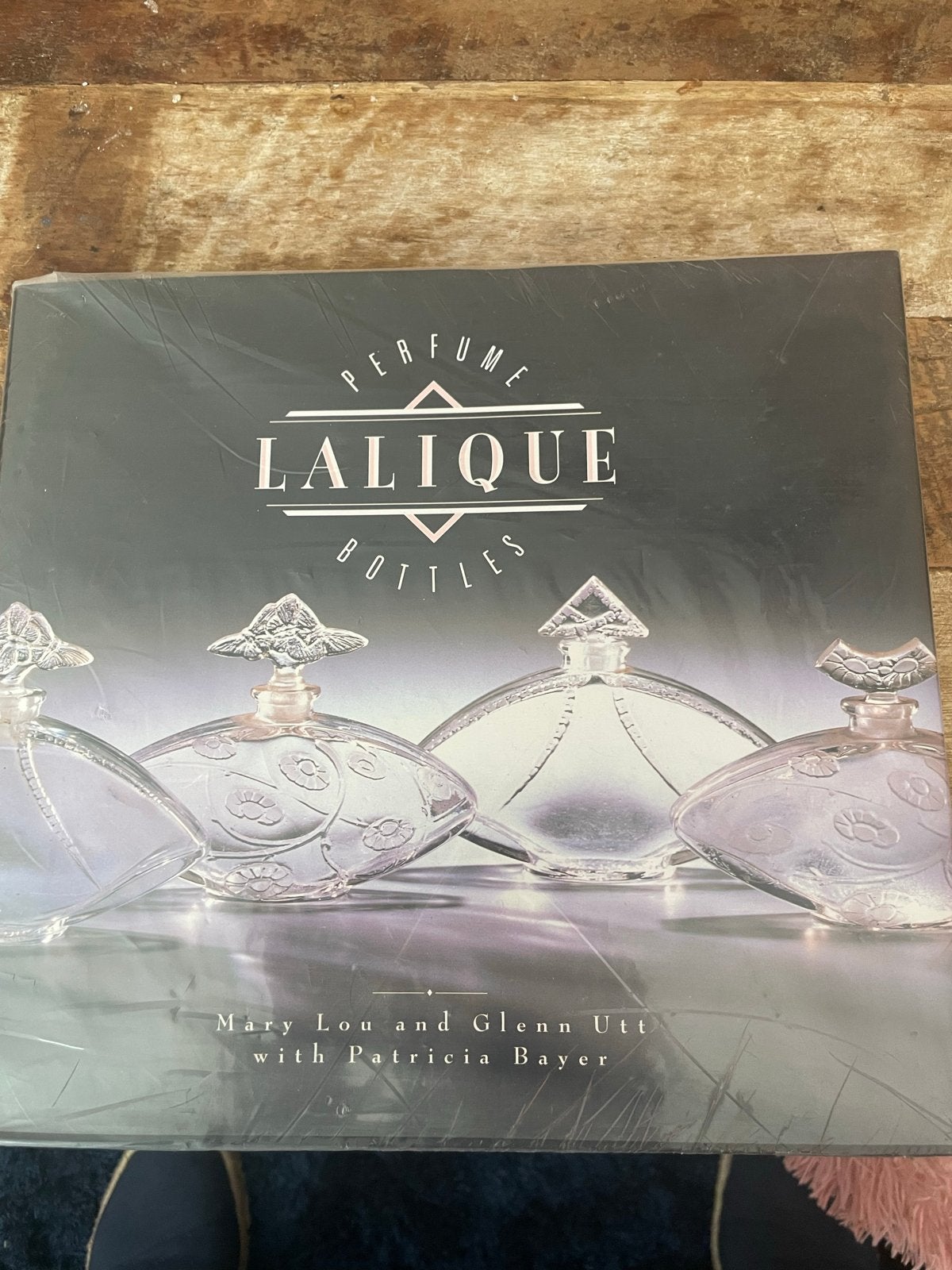 Boek: Perfume Lalique Bottles - Uitgebreide Gids, Ophalen of Verzenden, Zo goed als nieuw, Overige onderwerpen