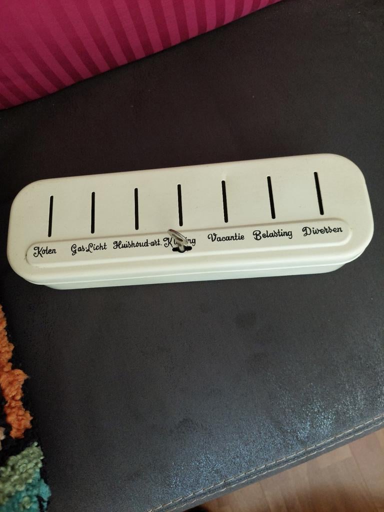 VINTAGE BRABANTIA GELDKISTJE, Verzamelen, Spaarpotten, Ophalen of Verzenden, Gebruikt, Metaal of Blik, Overige thema's