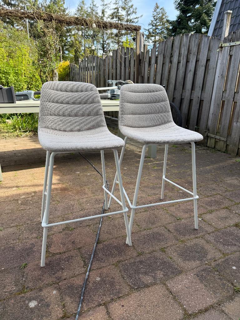 2x Kave Home barkruk, Ophalen, Met voetsteun, 60 tot 90 cm, Zo goed als nieuw