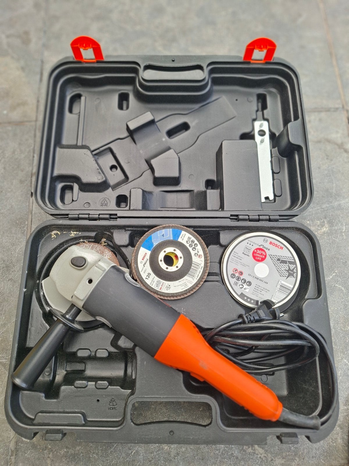 Haakse slijper met accessoires in koffer
