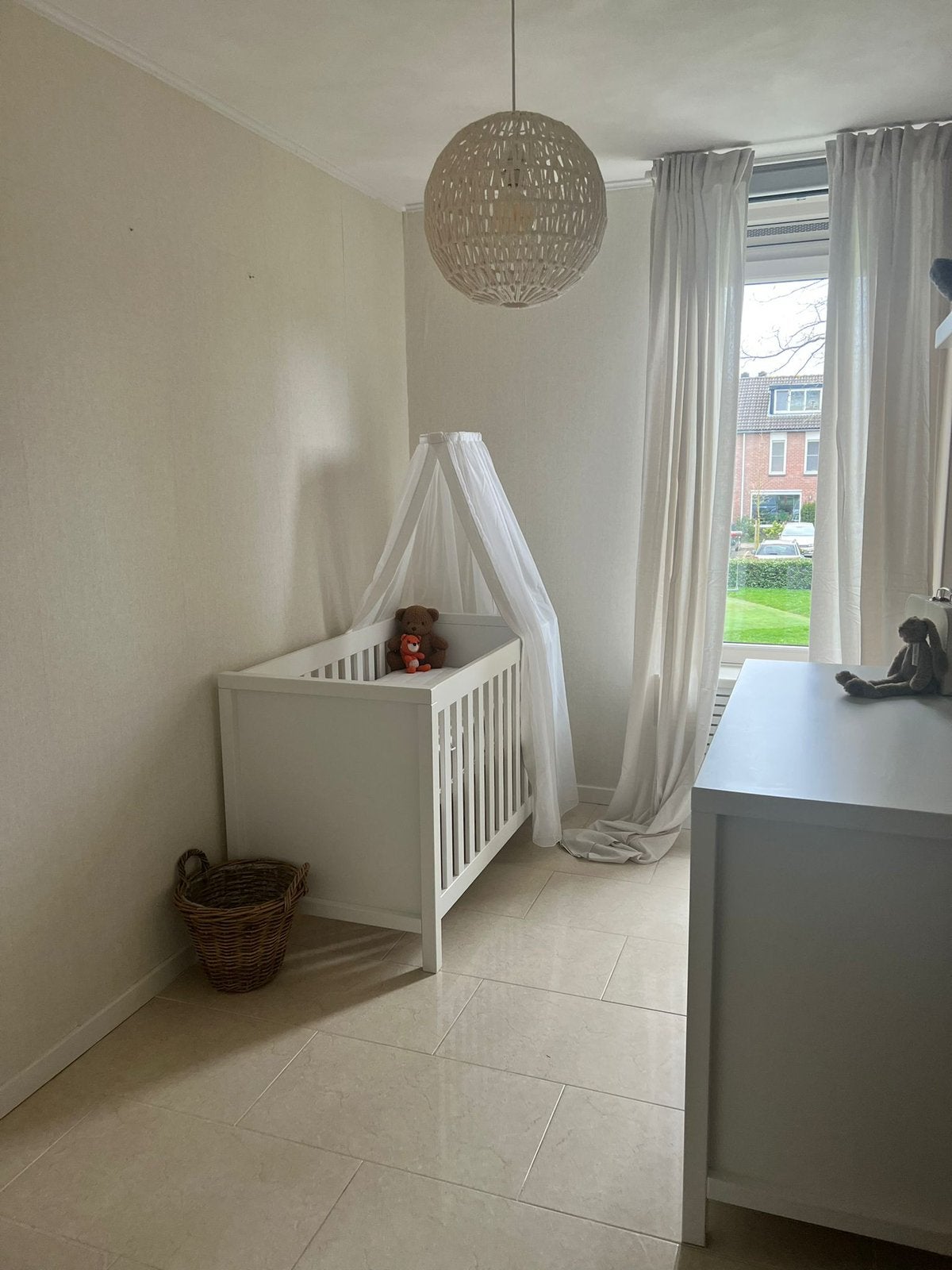 Babykamer - bedje en commode, Kinderen en Baby's, Kinderkamer | Complete kinderkamers, Ophalen, Zo goed als nieuw, Jongetje of Meisje