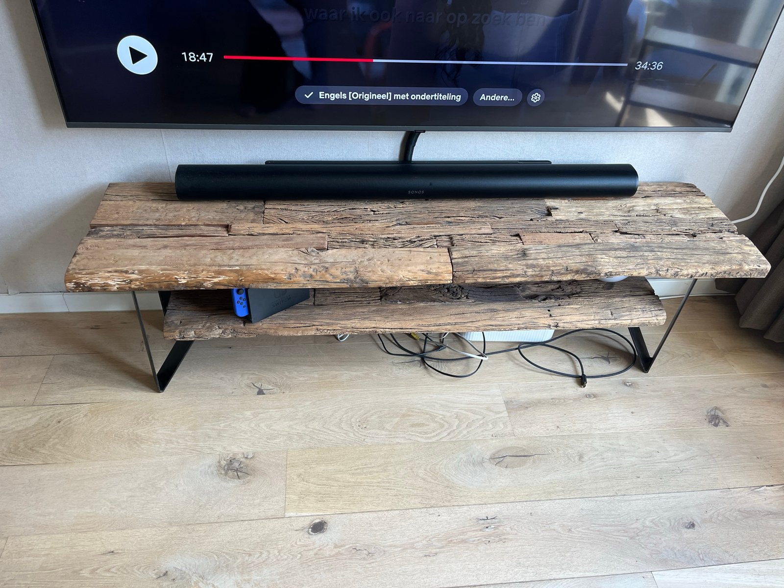Robuust TV-meubel van hout met metalen poten, Huis en Inrichting, Ophalen, Gebruikt, 150 tot 200 cm, Minder dan 100 cm