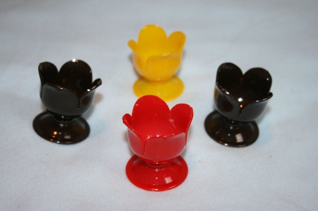 Vintage plastic eierdopjes 1 geel, 1 rood en 2x bruin, Ophalen of Verzenden
