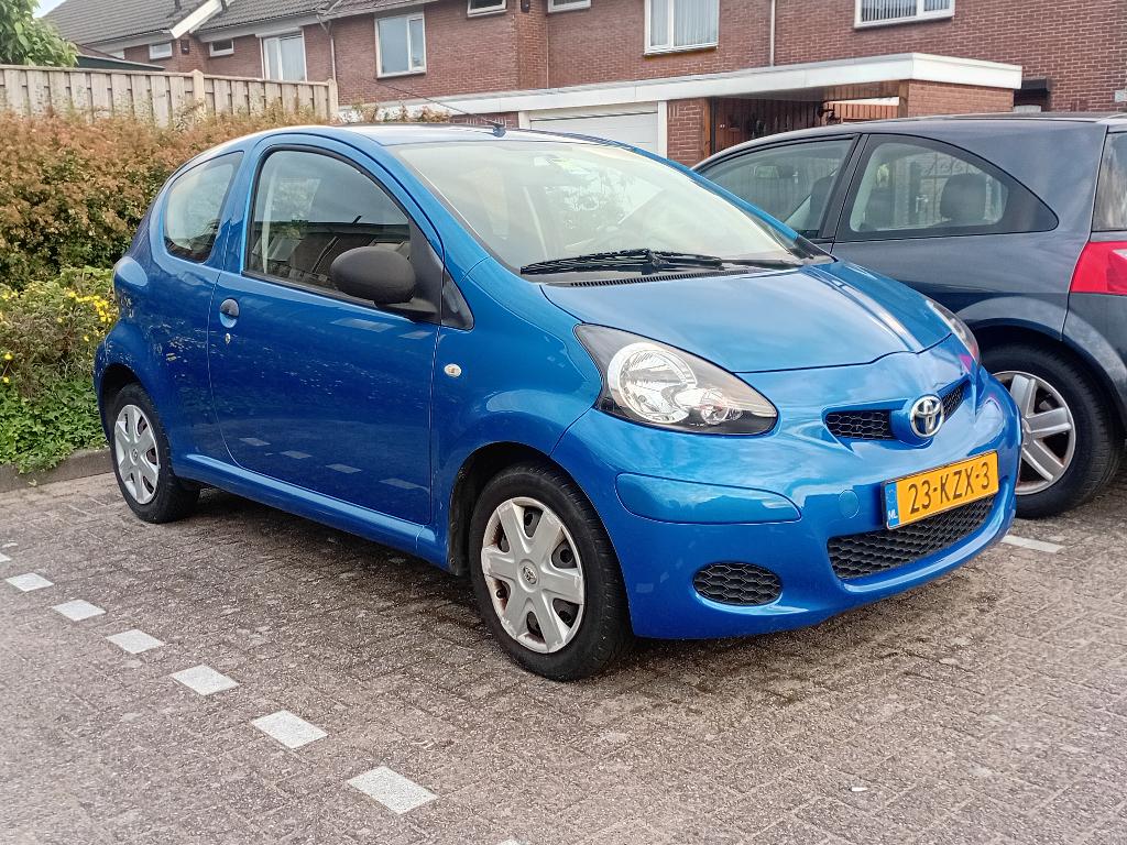 Nette Toyota Aygo 1.0 12V Vvt-i 3DRS MMT 2010, Auto's, Voorwielaandrijving, Stof, Zwart, Metallic lak