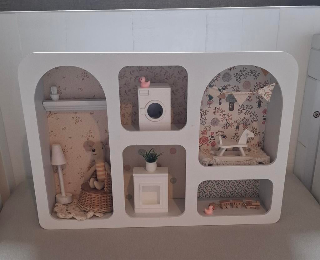 Poppenhuis kastje met Maileg behang en muisje, Ophalen of Verzenden, Zo goed als nieuw, Poppenhuis