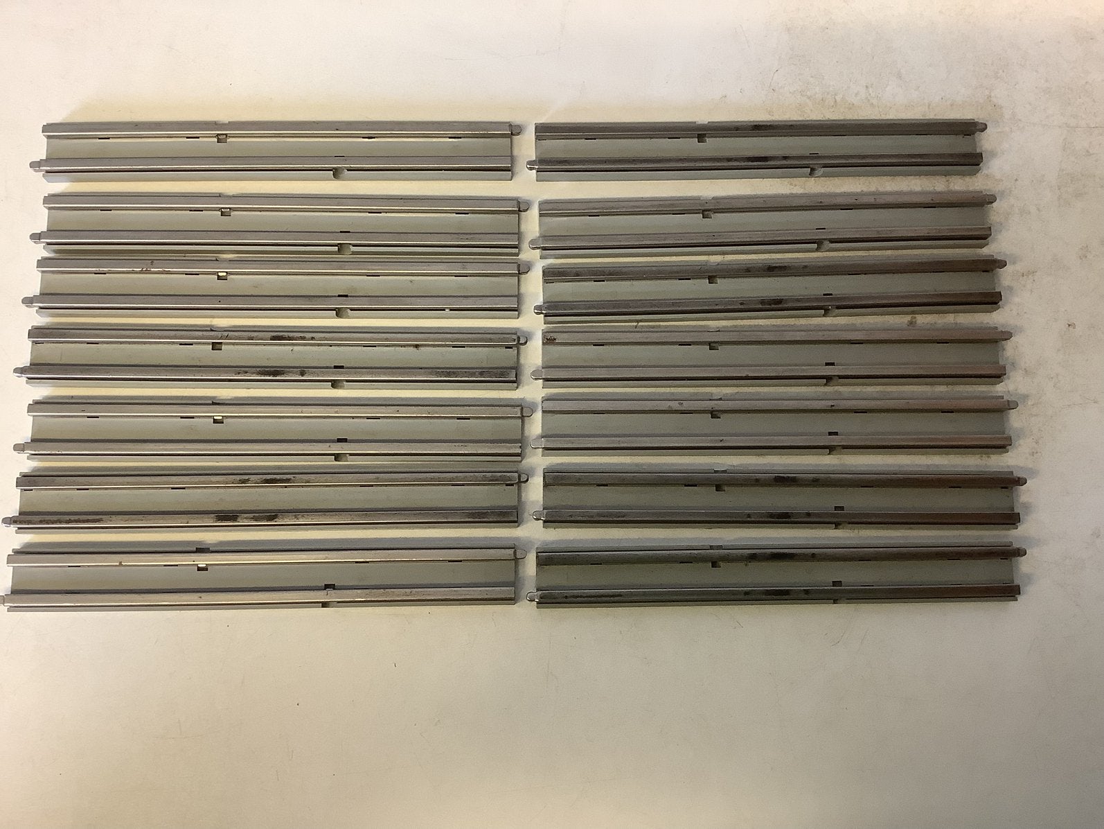 Lego trein rail spoor 12V geleidende rail recht licht grijs, Ophalen of Verzenden, Gebruikt, Losse stenen, Lego