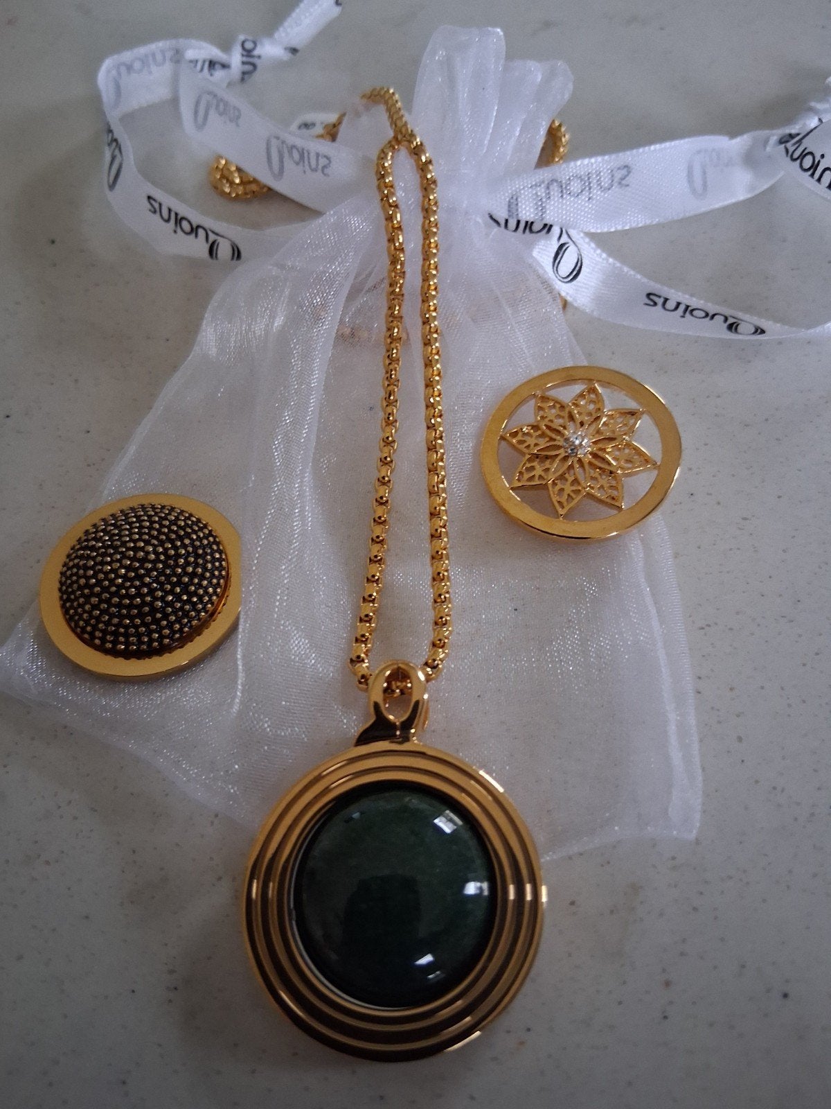 Quoins ketting met hanger en 3 munten, goudkleurig, Sieraden, Tassen en Uiterlijk, Overige materialen, Nieuw, Met hanger, Ophalen of Verzenden