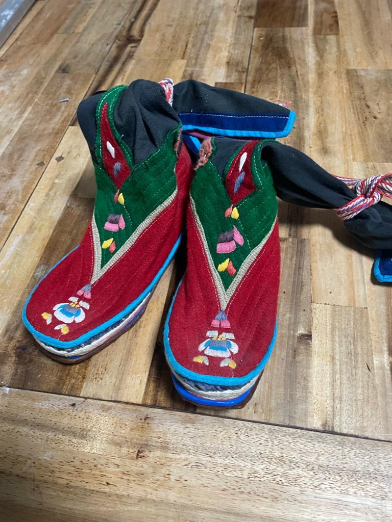 Traditionele geborduurde sloffen/laarzen maat 34/35, Ophalen of Verzenden, Dames