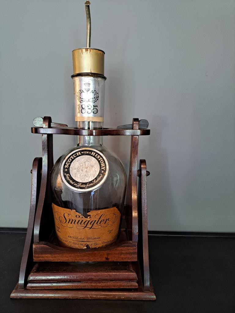 Old Smuggler Blended Scotch Whiskey (leeg), + schommelhouder, Antiek en Kunst, Antiek | Overige Antiek, Ophalen of Verzenden