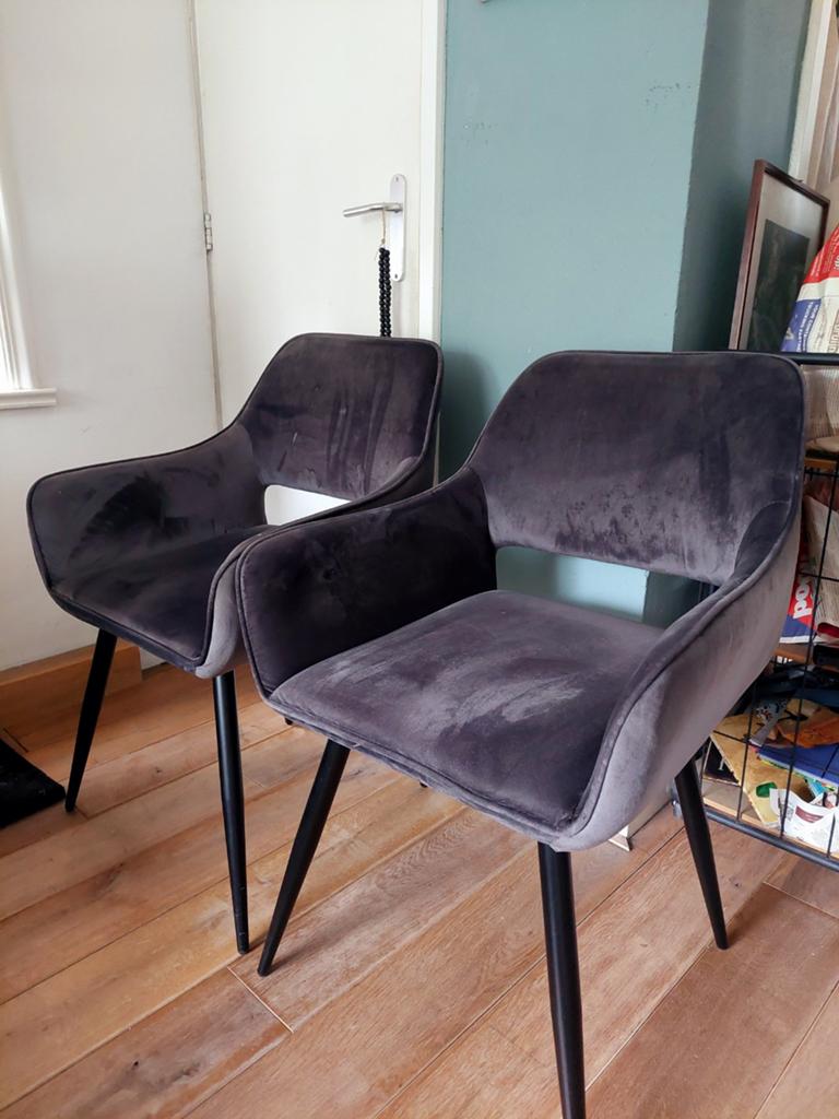 2 fluweel grijze eetkamerstoelen Kare Design van koopvtwonen, Huis en Inrichting, Stoelen, Ophalen of Verzenden, Grijs, Twee