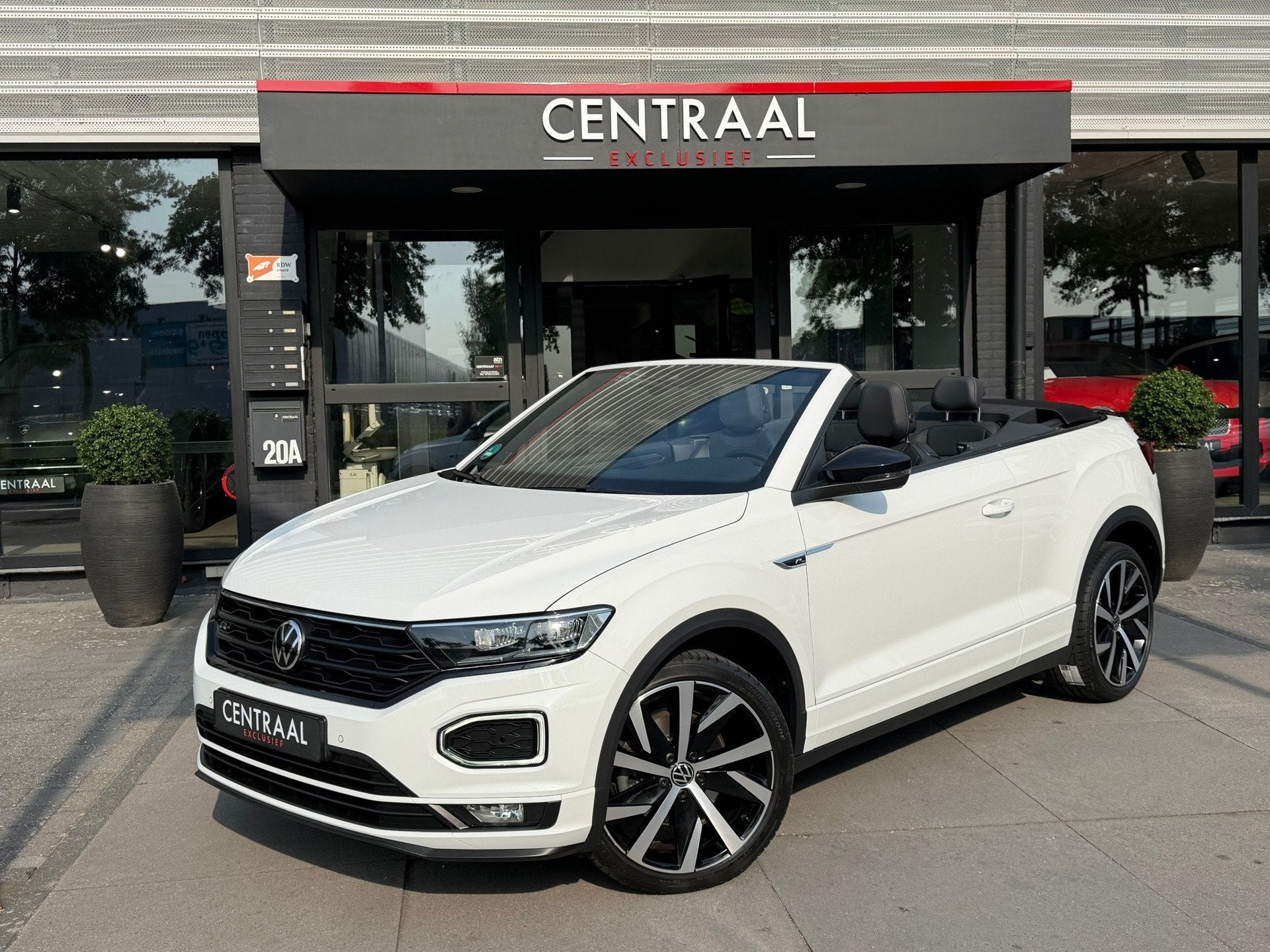 Volkswagen T-Roc Cabrio 1.5 TSI R-Line Leder|ACC|Beats-Audio, Auto's, Volkswagen, Zwart, 4 cilinders, 4 stoelen, Wit