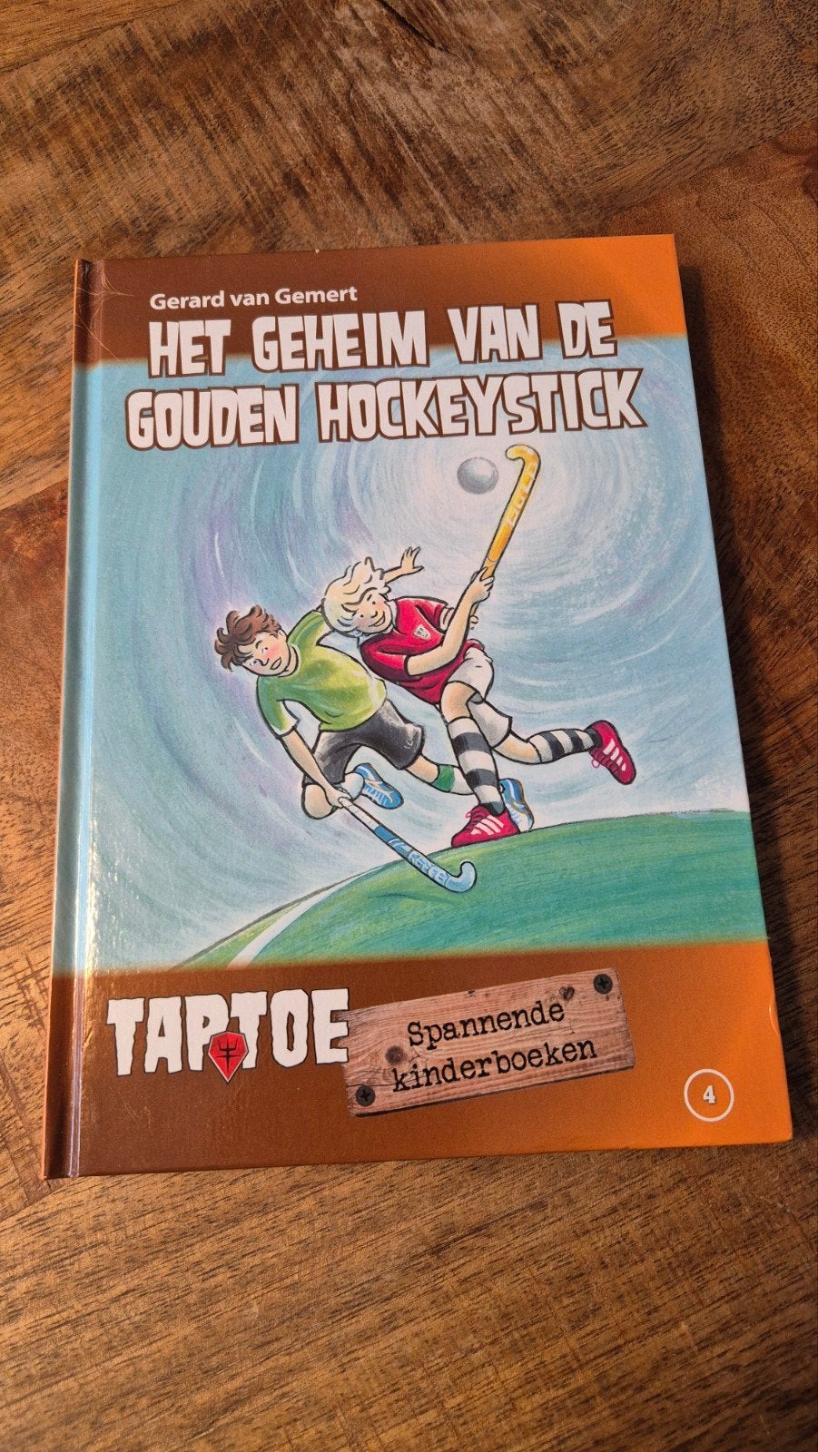 Het Geheim van de Gouden Hockeystick - Gerard van Gemert, Boeken, Ophalen, Zo goed als nieuw, Gerard van Gemert, Fictie algemeen