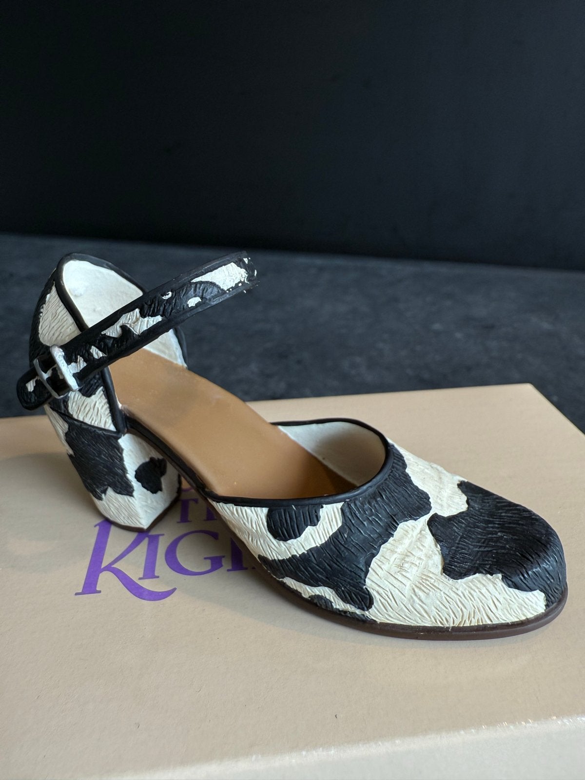 Bovine Bliss Koeienprint Decoratieve Schoen - Item #25036, Verzamelen, Beelden en Beeldjes, Ophalen of Verzenden, Zo goed als nieuw