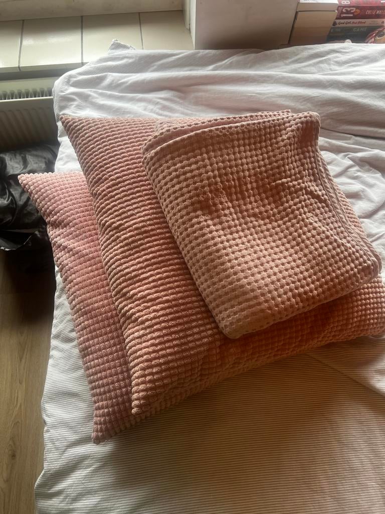2 roze IKEA kussens + bijpassende sprei, Ophalen, Zo goed als nieuw, Roze, Vierkant