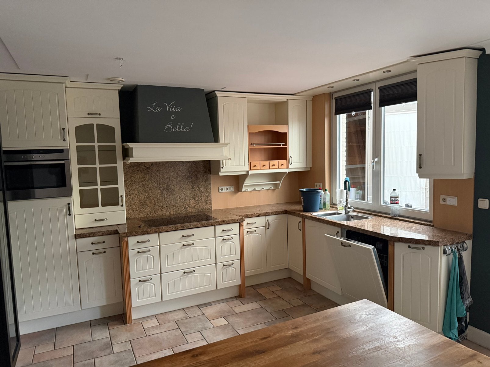 Zeer nette keuken met diverse inbouw apparatuur gratis!!, Ophalen, Wit, Hoekkeuken, Graniet of Steen