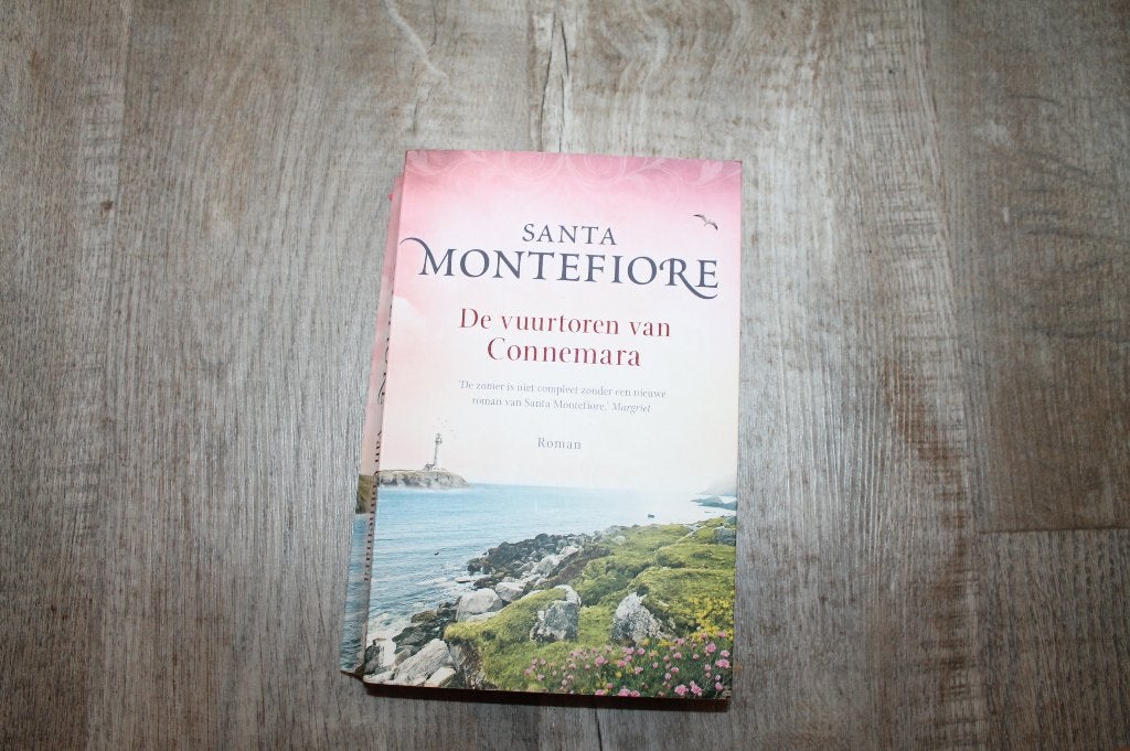 De vuurtoren van Connemara - Santa Montefiore, Boeken, Romans, Europa overig, Ophalen of Verzenden, Santa Montefiore, Zo goed als nieuw
