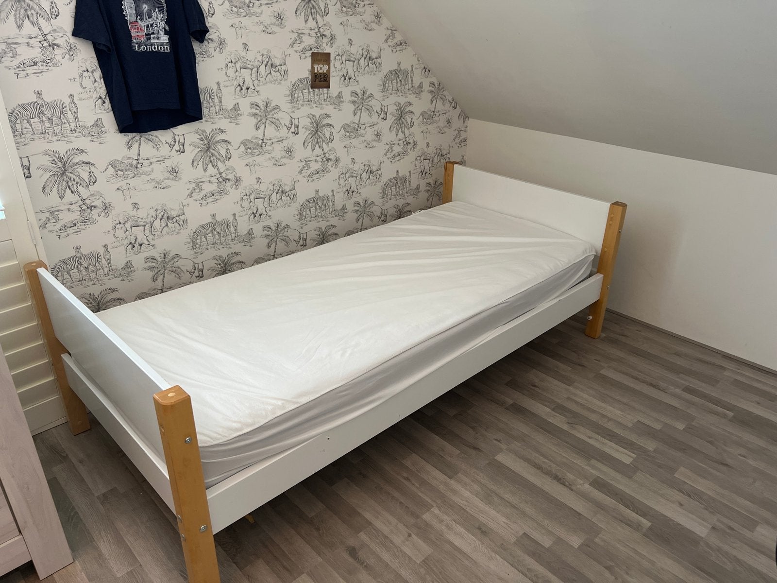 Flexa eenpersoonsbed wit met houten poten, Ophalen, Gebruikt, 90 cm, Eenpersoons