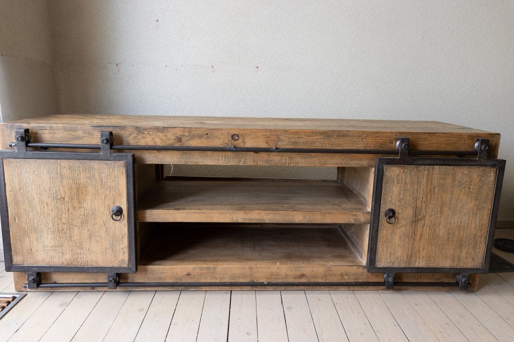 Robuust TV-meubel van hout met schuifdeuren 180x49x60, Gebruikt, 150 tot 200 cm, Minder dan 100 cm, Industrieel, Robuust