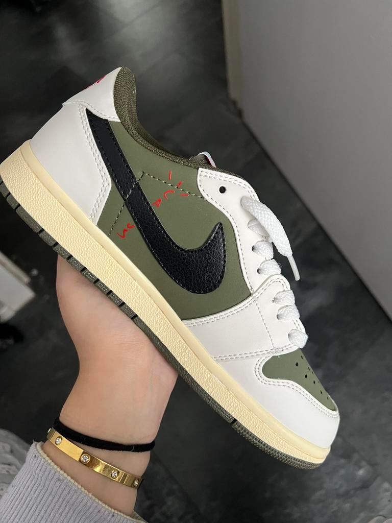 Travis Scott Nike Dunk Low Medium Olive, Overige kleuren, Ophalen of Verzenden, Sneakers of Gympen, Zo goed als nieuw