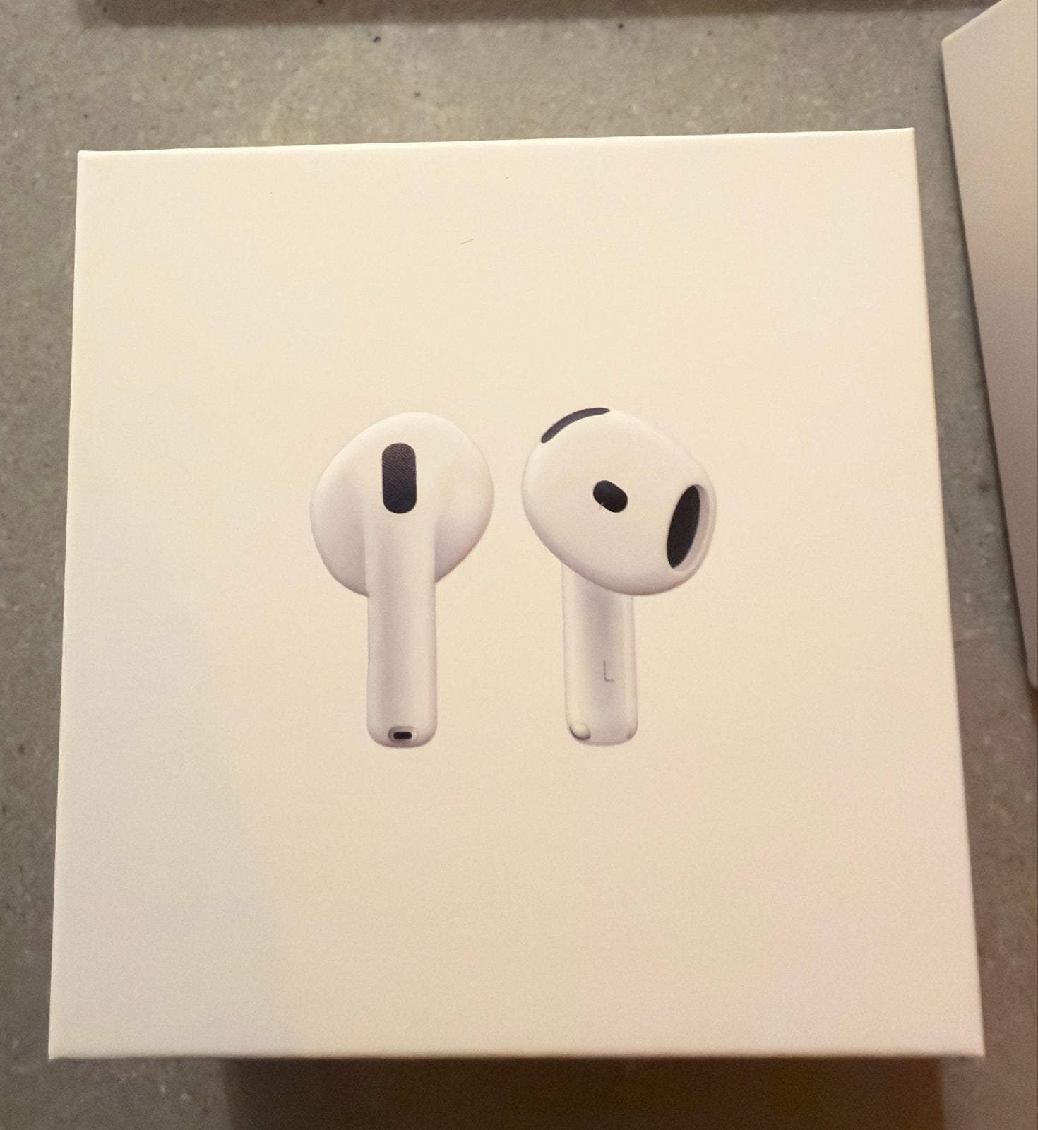 Apple AirPods 4 + Exclusieve Vodafone Rode Case NIEUW SEALED, Nieuw, Ophalen of Verzenden, Apple, In oorschelp (earbud)