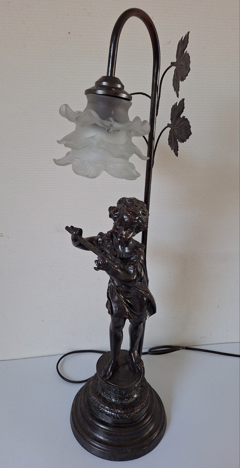 Prachtige antieke lamp bronslook
Jongen met fluit
68,5 x 18,, Antiek en Kunst, Antiek | Lampen, Ophalen of Verzenden