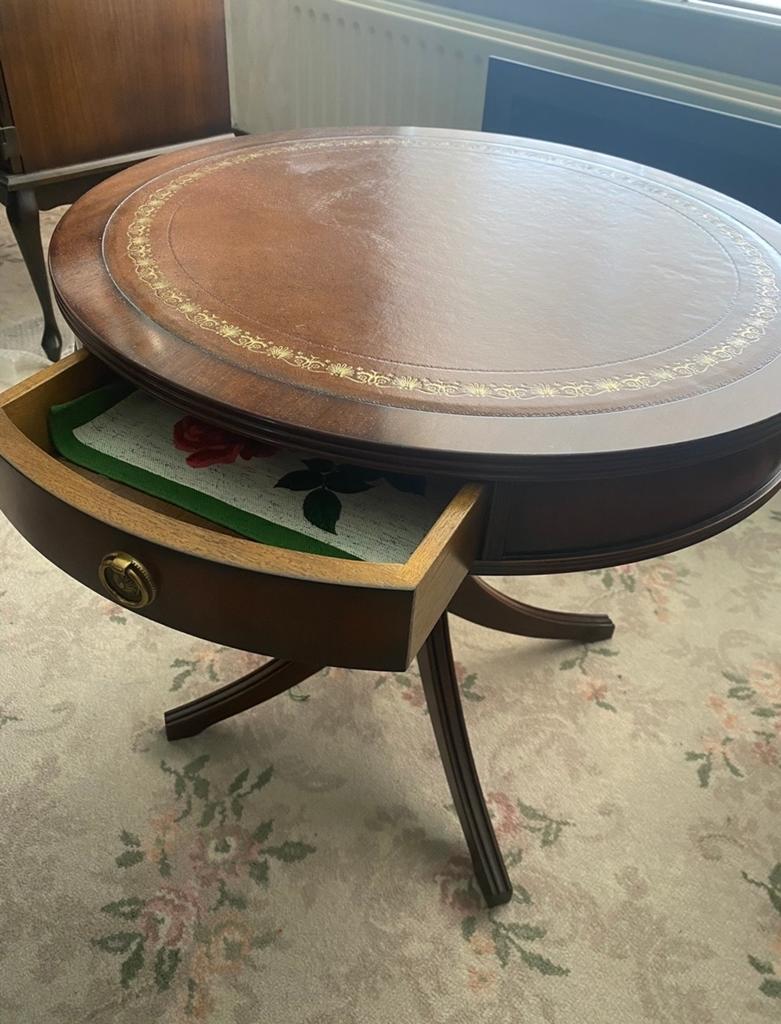 Antieke ronde salontafel/drumtafel met leer ingelegd blad, Ophalen