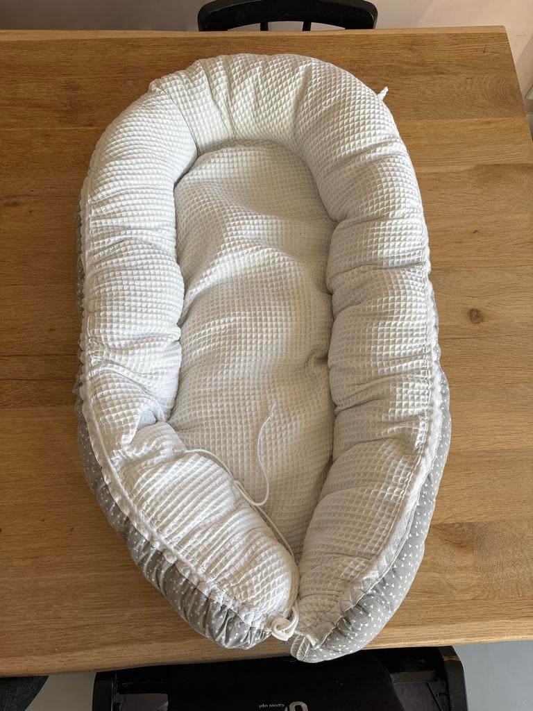 Baby nestje wit/grijs met stippen, Ophalen of Verzenden, Gebruikt, Overige typen