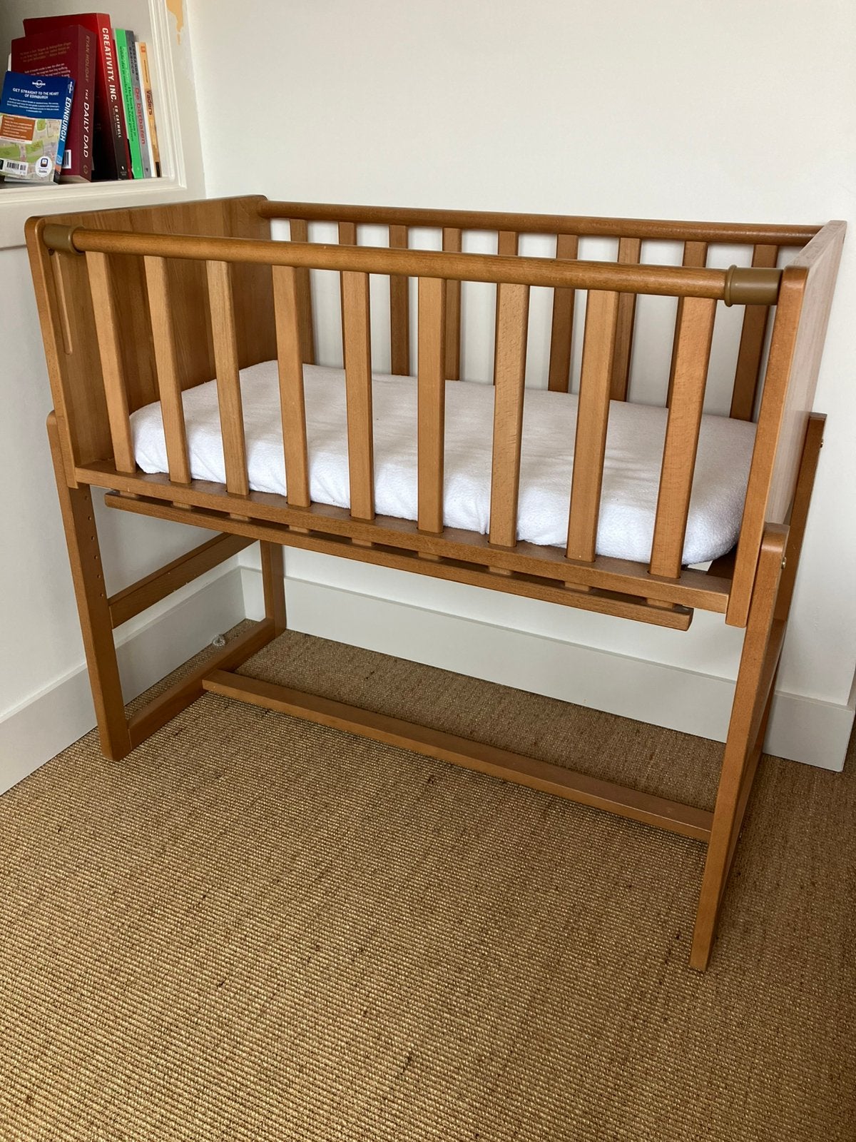 Petit Amelie co sleeper walnoot met matras en hoeslakens, Kinderen en Baby's, Ophalen, Zo goed als nieuw, Wieg