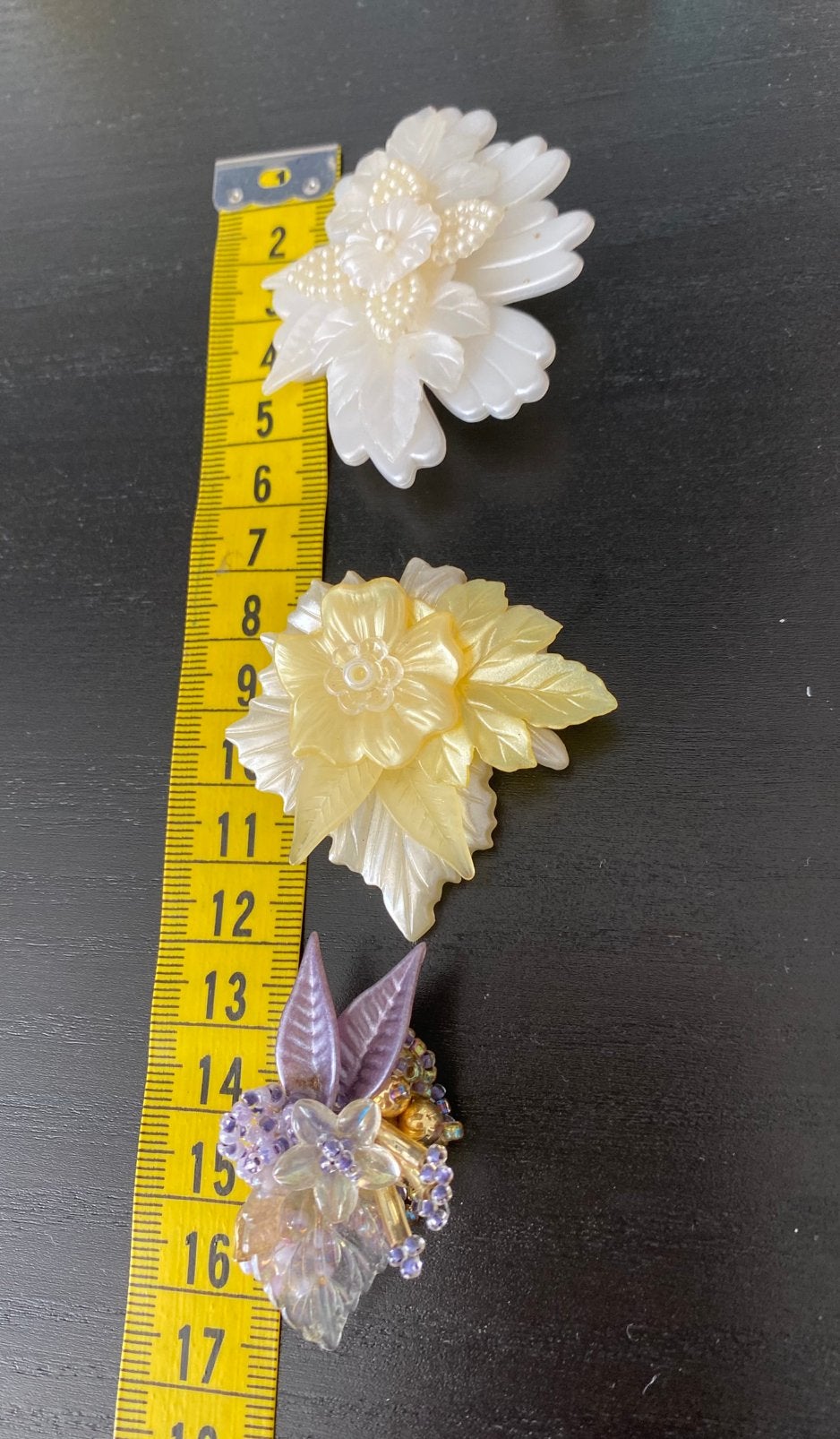 3 stuks lucite -kunststof bloembroches -vintage, Ophalen of Verzenden, Zo goed als nieuw, Overige materialen