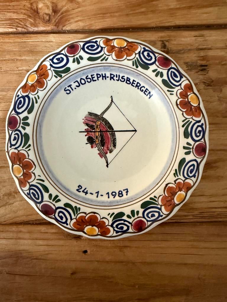 Handgeschilderd Delfts bord St. Josephgilde Rijsbergen, Antiek en Kunst, Antiek | Wandborden en Tegels, Ophalen