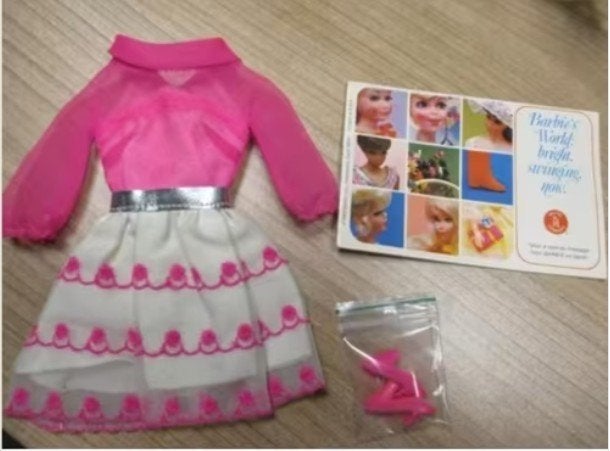 1969 BARBIE HAPPY GO PINK Outfit in NM staat, Verzenden, Zo goed als nieuw, Kleertjes