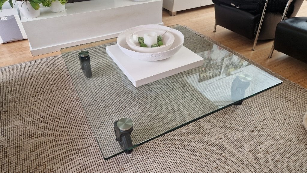 Grote glazen design salontafel op wielen – 120 x 120 cm