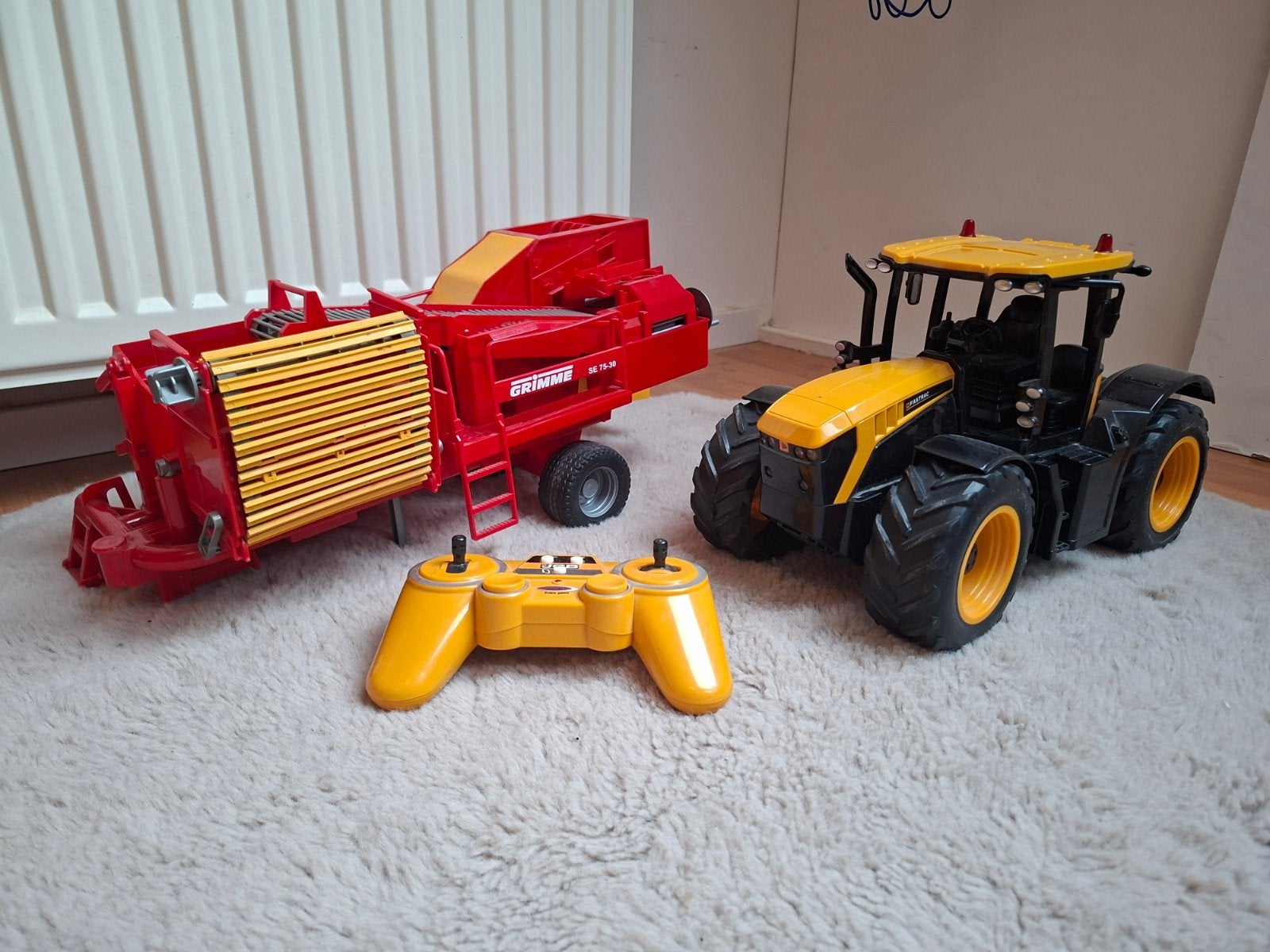 bestuurbare trekker, met boerenmachine. als set te koop, Ophalen of Verzenden, Zo goed als nieuw, Afstandsbediening