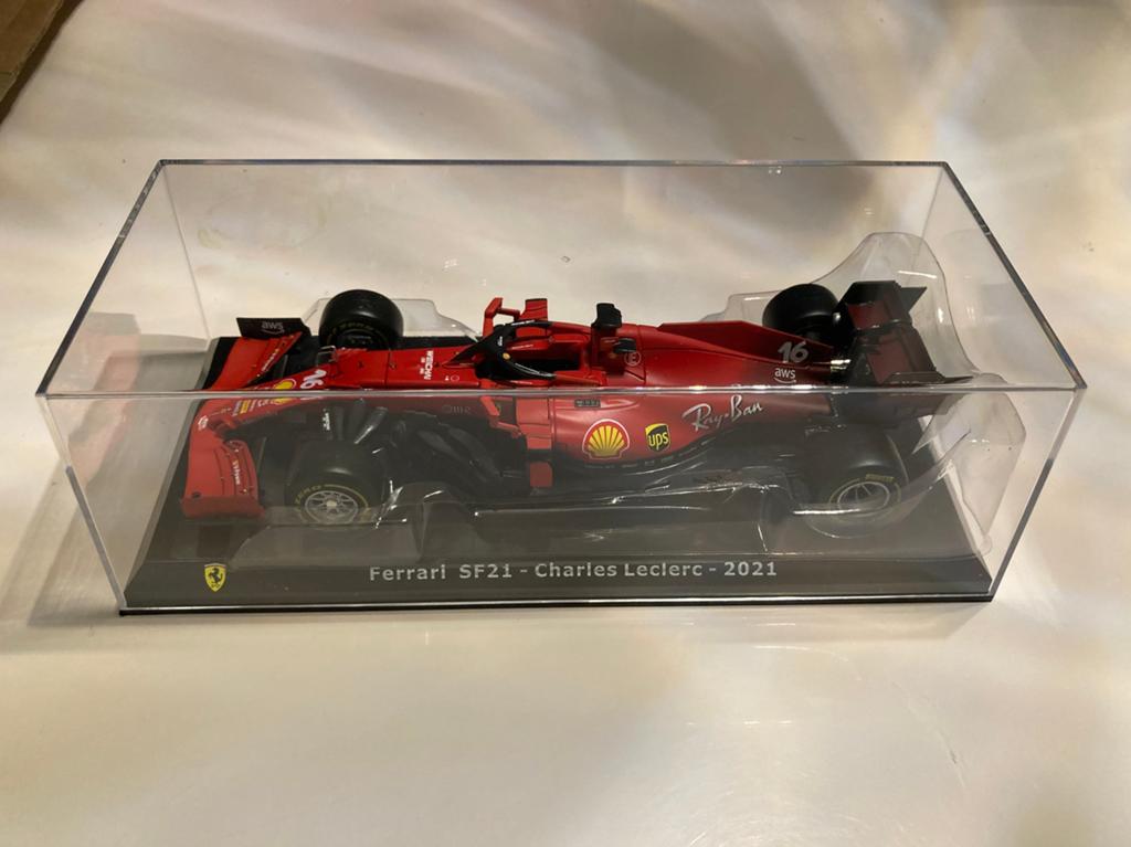 Ferrari sf21 charles leclerc 2021 1/24+vitrine, Ophalen of Verzenden, Nieuw, Auto