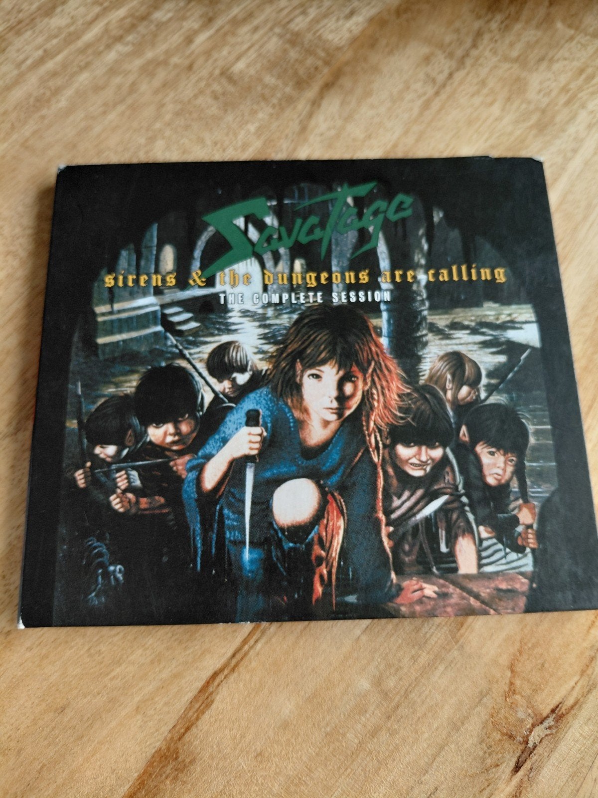 Savatage - Sirens & The Dungeons Are Calling CD, Gebruikt, Inclusief boekje, Verzenden, Hardrock