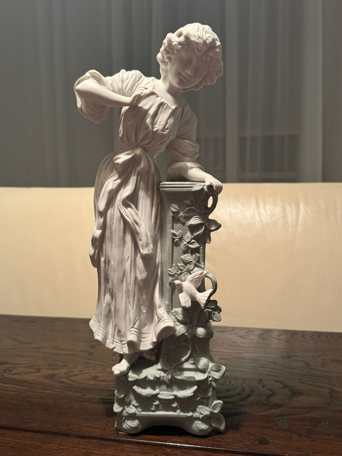 Elegant beeld van vrouw met duif - klassiek decor, Ophalen, 20 - 50 cm, Beeld, Op sokkel
