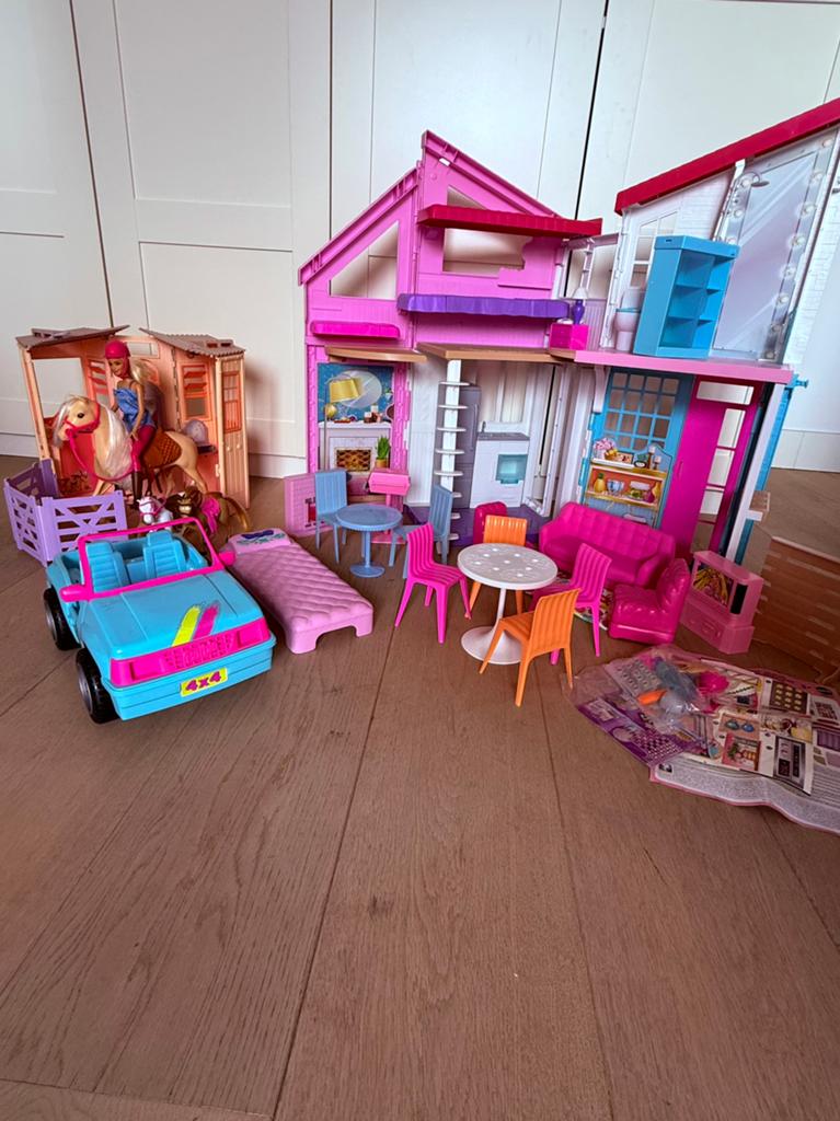Barbie Malibu Villa met meubels, auto en evt paard met stal, Kinderen en Baby's, Speelgoed | Overig, Zo goed als nieuw, Meisje