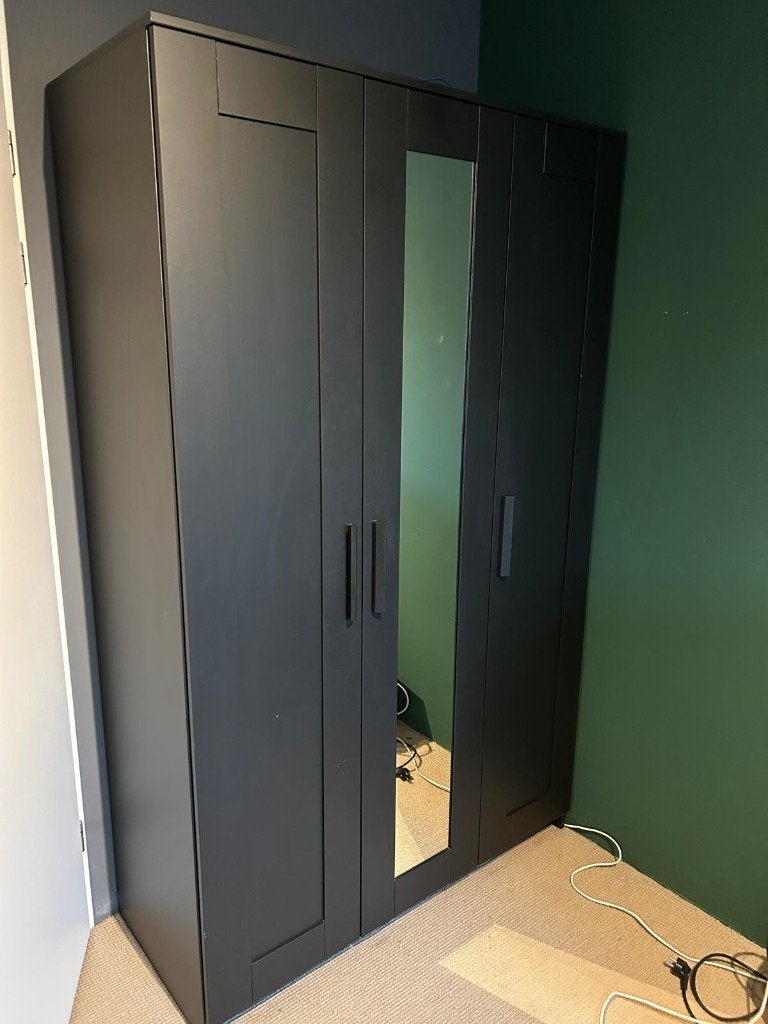 Brimnes kledingkast zwart, Huis en Inrichting, Ophalen, Gebruikt, 100 tot 150 cm, Met plank(en)