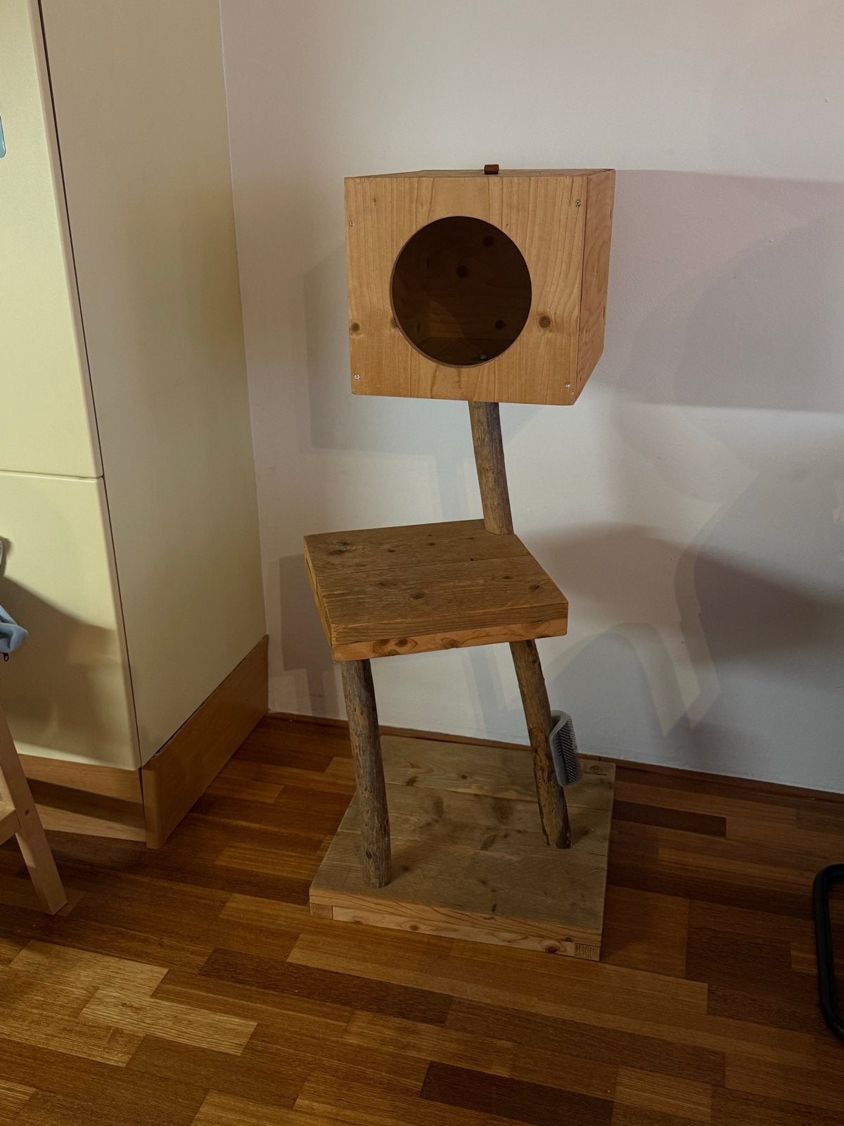 Handgemaakte houten kattenpaal, Ophalen, Zo goed als nieuw