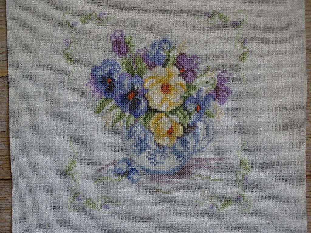 2x Borduurwerk VAASJE MET BLOEMEN, gaaf, Ophalen of Verzenden, Zo goed als nieuw, Handborduren, Overige typen