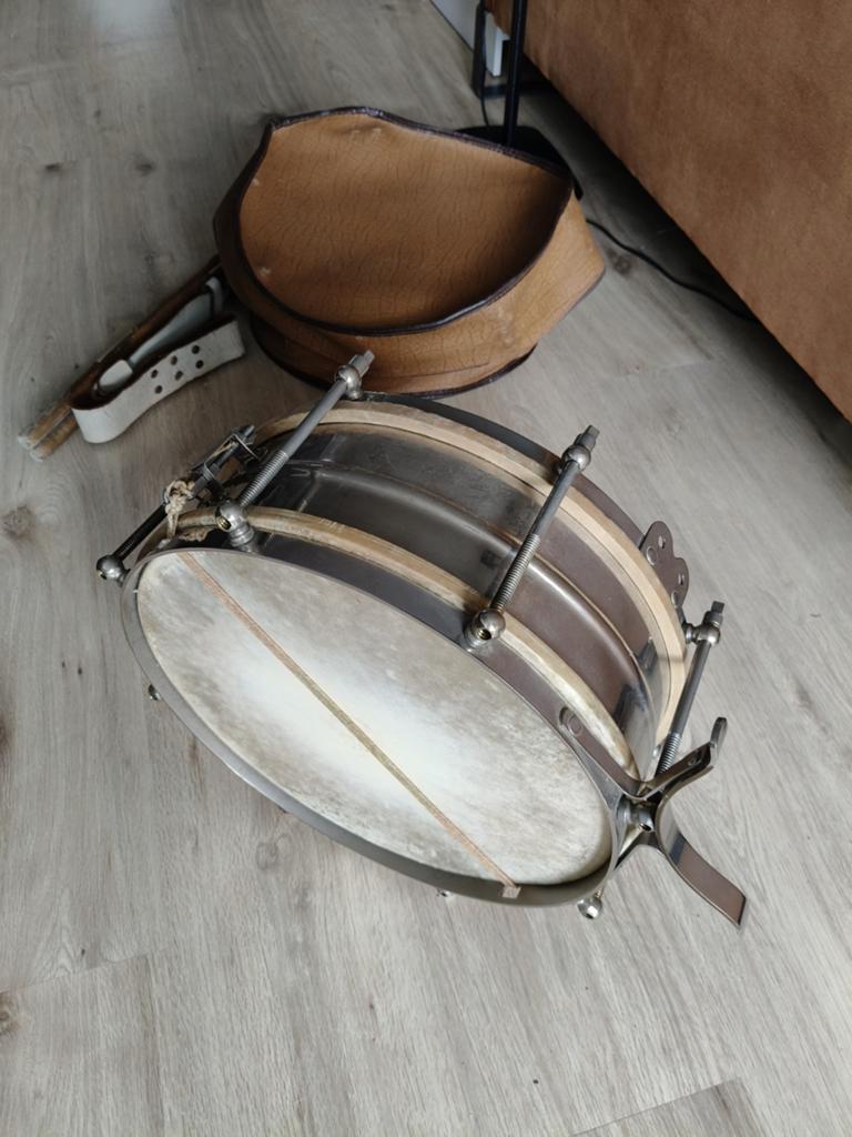 Trommel (vintage snare) met riem stokken en hoes, Ophalen, Overige merken