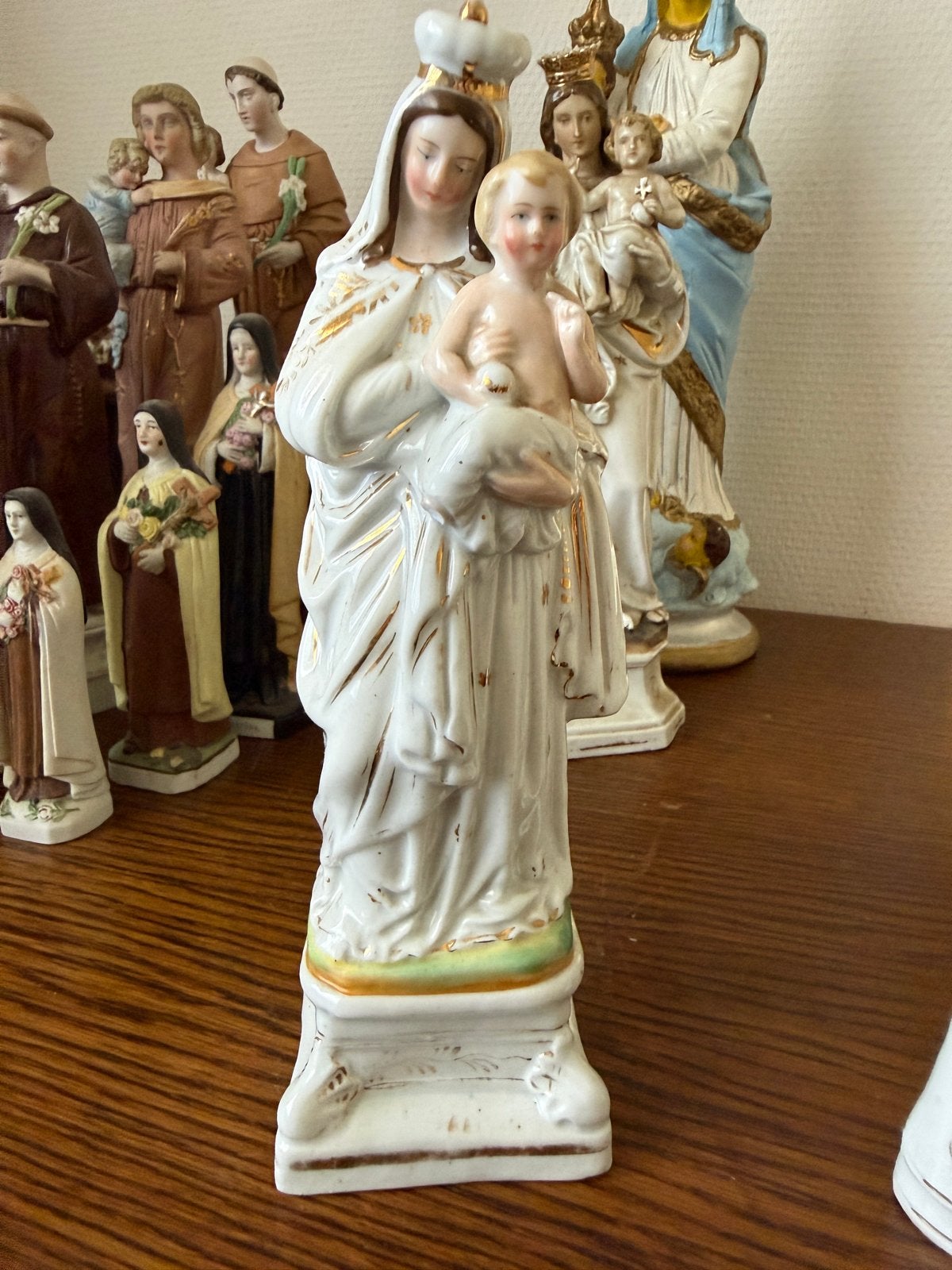 religieuze Mariabeeldjes, Antiek en Kunst, Kunst | Beelden en Houtsnijwerken, Ophalen, Minder dan 20 cm, Gepatineerd, Steen of Keramiek