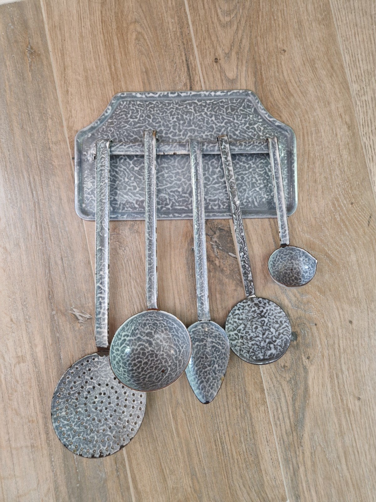 Emaille lepelrek met bijbehorende lepels, Antiek en Kunst, Antiek | Emaille, Ophalen of Verzenden